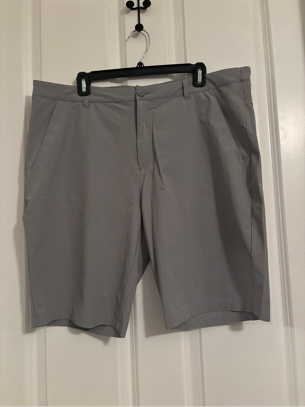 Oakley Men's Light Gray Flat Front Golf Shorts. Size 38. Regular Fit. Pockets